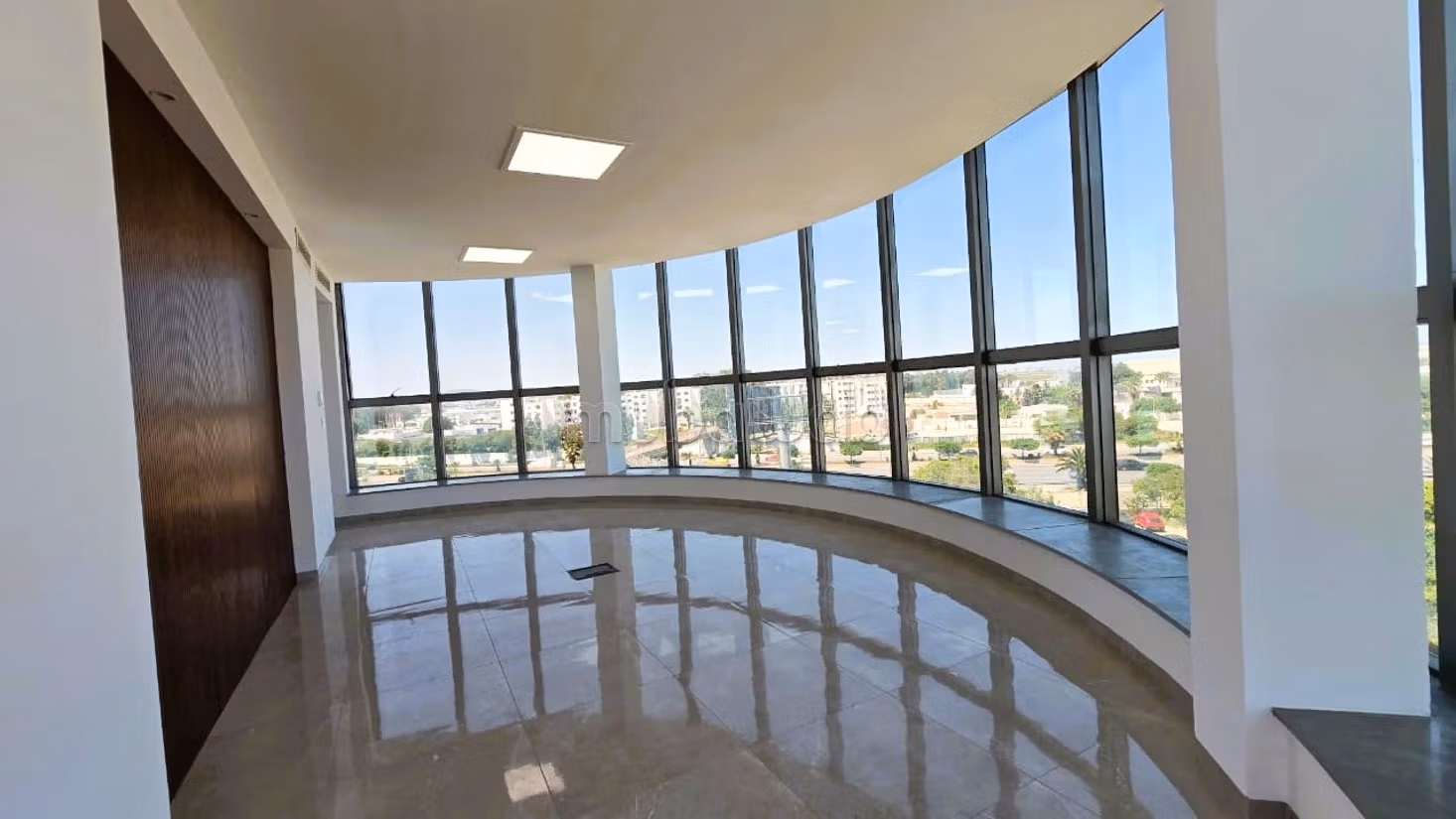 Spacieux bureau avec une vue panoramique